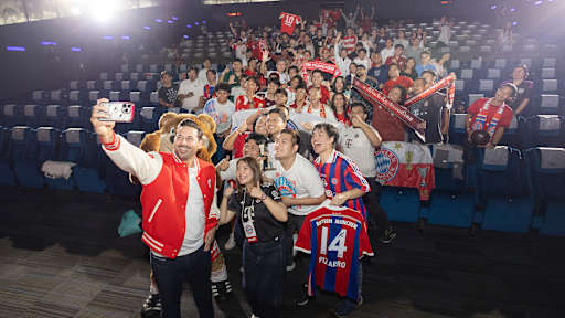 Claudio Pizarro macht ein Selfie mit Fans beim Launch-Event mit CRC Sports als neuer Merchandising- und Vertriebspartner des FC Bayern in Thailand.