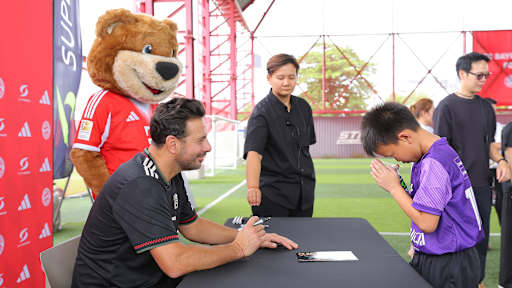 Claudio Pizarro gibt Autogramme beim Launch-Event mit CRC Sports als neuer Merchandising- und Vertriebspartner des FC Bayern in Thailand.