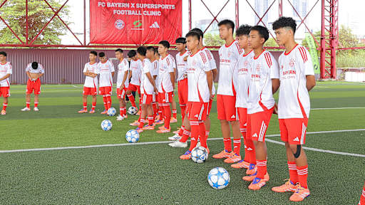 Junge Fußballspieler beim Launch-Event mit CRC Sports als neuer Merchandising- und Vertriebspartner des FC Bayern in Thailand.