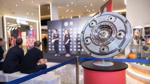 Die Meisterschale beim Launch-Event mit CRC Sports als neuer Merchandising- und Vertriebspartner des FC Bayern in Thailand.