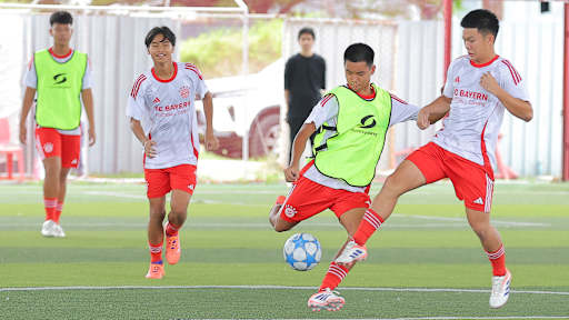 Junge Fußballspieler beim Launch-Event mit CRC Sports als neuer Merchandising- und Vertriebspartner des FC Bayern in Thailand.