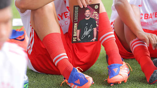 Ein Autogramm von Claudio Pizarro beim Launch-Event mit CRC Sports als neuer Merchandising- und Vertriebspartner des FC Bayern in Thailand.