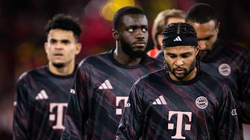 Luis Diaz, Dayot Upamecano, Serge Gnabry und Jonathan Tah beim Aufwärmen vor dem DFB-Pokal-Spiel des FC Bayern beim 1. FC Köln.