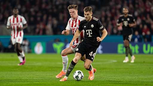 Josip Stanisic dribbelt mit dem Ball im DFB-Pokal-Spiel des FC Bayern beim 1. FC Köln.