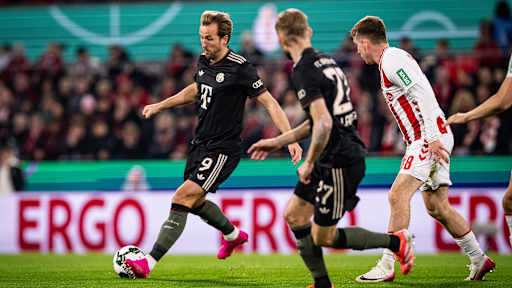Harry Kane dribbelt mit dem Ball im DFB-Pokal-Spiel des FC Bayern beim 1. FC Köln.