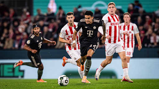 Luis Diaz dribbelt mit dem Ball im DFB-Pokal-Spiel des FC Bayern beim 1. FC Köln.