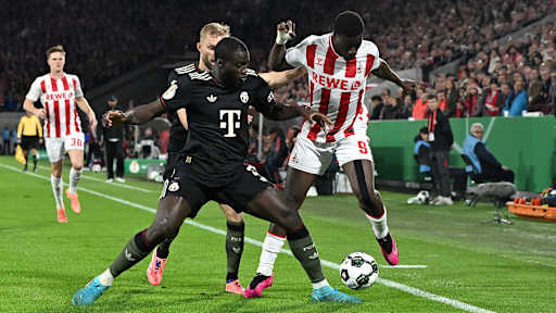 Dayot Upamecano führt einen Zweikampf im DFB-Pokal-Spiel des FC Bayern beim 1. FC Köln.