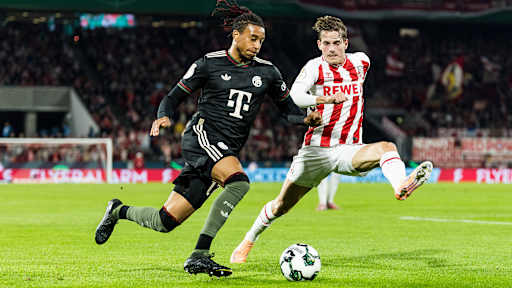 Michael Olise dribbelt mit dem Ball im DFB-Pokal-Spiel des FC Bayern beim 1. FC Köln.