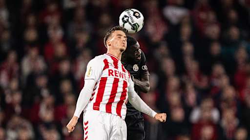 Dayot Upamecano führt ein Kopfballduell im DFB-Pokal-Spiel des FC Bayern beim 1. FC Köln.
