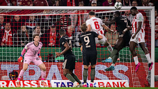 Ragnar Ache erzielt das Tor zum 1:0 im DFB-Pokal-Spiel des FC Bayern beim 1. FC Köln.