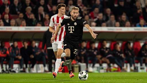 Konrad Laimer dribbelt mit dem Ball im DFB-Pokal-Spiel des FC Bayern beim 1. FC Köln.