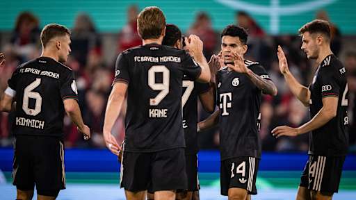 Luis Diaz bejubelt sein Tor zum 1:1 im DFB-Pokal-Spiel des FC Bayern beim 1. FC Köln.