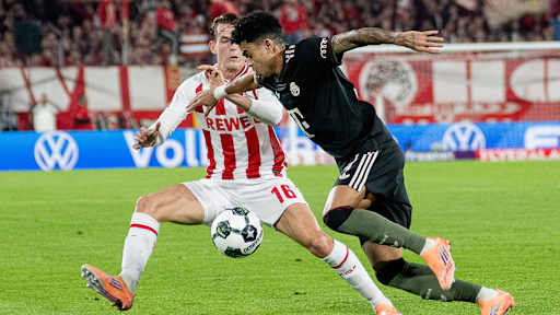 Luis Diaz dribbelt mit dem Ball im DFB-Pokal-Spiel des FC Bayern beim 1. FC Köln.