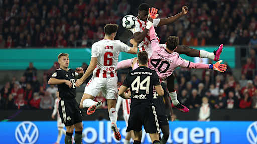 Jonas Urbig pariert den Ball im DFB-Pokal-Spiel des FC Bayern beim 1. FC Köln.