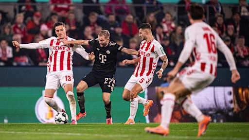 Konrad Laimer führt einen Zweikampf im DFB-Pokal-Spiel des FC Bayern beim 1. FC Köln.