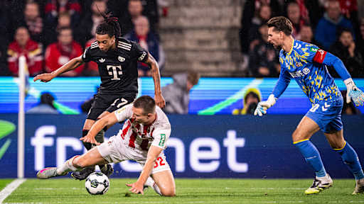 Michael Olise dribbelt mit dem Ball im DFB-Pokal-Spiel des FC Bayern beim 1. FC Köln.