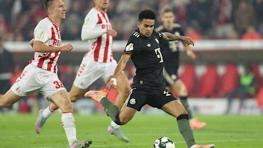 Luis Diaz schießt neben das Tor im DFB-Pokal-Spiel des FC Bayern beim 1. FC Köln.