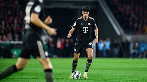 Aleksandar Pavlovic dribbelt mit dem Ball im DFB-Pokal-Spiel des FC Bayern beim 1. FC Köln.