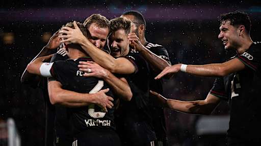 Joshua Kimmich, Harry Kane und Josip Stanisic bejubeln ein Tor  im DFB-Pokal-Spiel des FC Bayern beim 1. FC Köln.