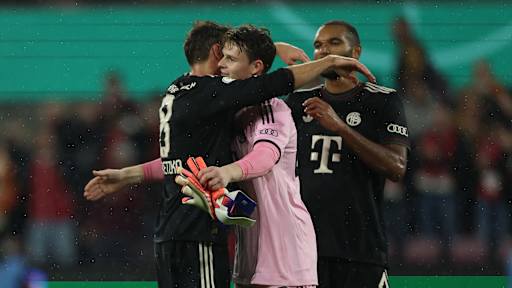 Jonas Urbig, Leon Goretzka und Jonathan Tah jubeln nach dem Spiel gegen Köln