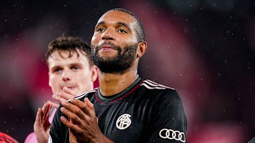 Jonathan Tah klatscht nach dem Spiel in Köln zu den Fans