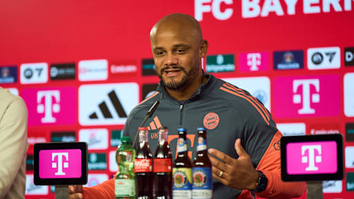 Vincent Kompany beobachtet das Training des FC Bayern