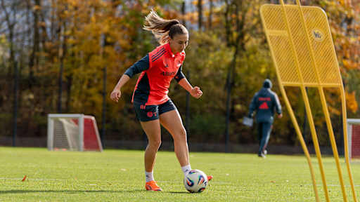 Katharina Naschenweng mit dem Ball am Fuß im Training der FCB Frauen