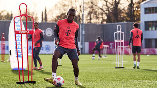 Nicolas Jackson am Ball im im Abschlusstraining des FC Bayern vor dem Bundesliga-Spiel gegen Bayer 04 Leverkusen