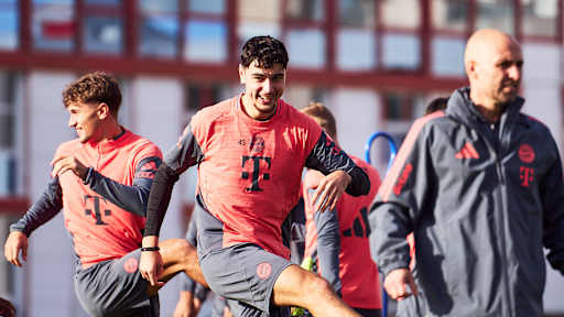 Aleksandar Pavlovic lachend beim Warm-Up im Abschlusstraining des FC Bayern vor dem Bundesliga-Spiel gegen Bayer 04 Leverkusen
