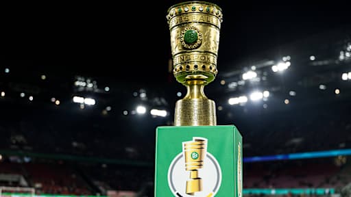 Die Trophäe des DFB-Pokals steht vor dem Spiel im Kölner Stadion