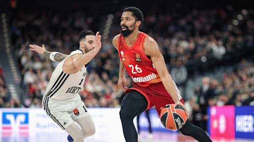 Spencer Dinwiddie dribbelt