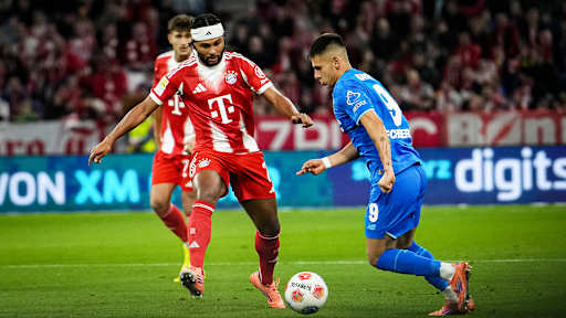 Serge Gnabry im Zweikampf während des Topspiels der Bundesliga des FC Bayern gegen Bayer 04 Leverkusen