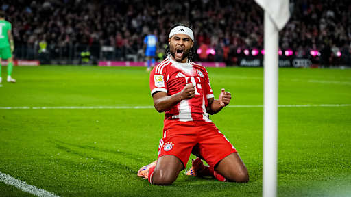 Serge Gnabry jubelt rutschend auf den Knien während des Topspiels der Bundesliga des FC Bayern gegen Bayer 04 Leverkusen