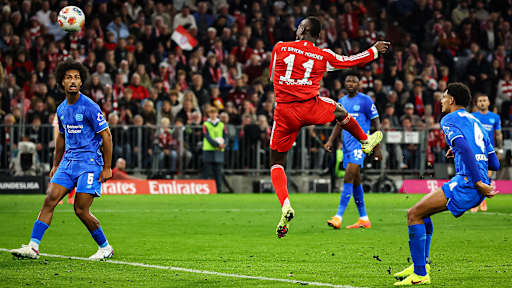 Nicolas Jackson beim Kopfball während des Topspiels der Bundesliga des FC Bayern gegen Bayer 04 Leverkusen