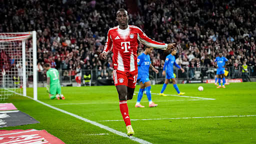 Nicolas Jackson jubelt während des Topspiels der Bundesliga des FC Bayern gegen Bayer 04 Leverkusen