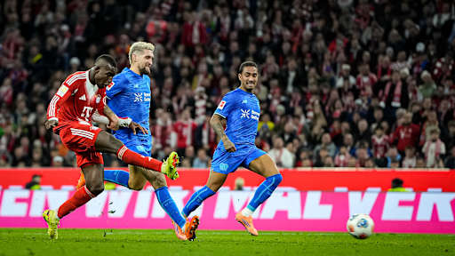 Nicolas Jackson beim Torschuss während des Topspiels der Bundesliga des FC Bayern gegen Bayer 04 Leverkusen