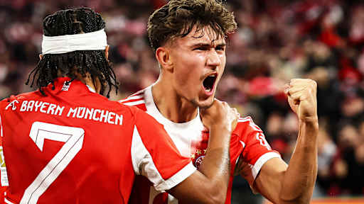 Tom Bischof streckt die Faust in die Luft während des Topspiels der Bundesliga des FC Bayern gegen Bayer 04 Leverkusen