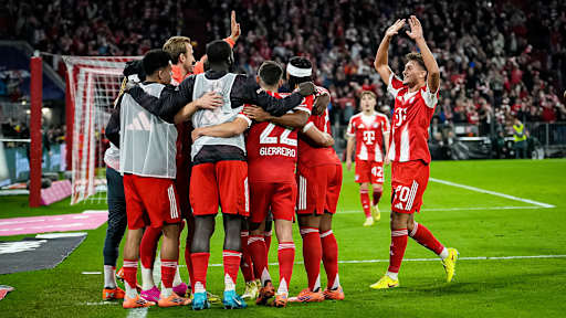 Die Mannschaft jubelt zusammen während des Topspiels der Bundesliga des FC Bayern gegen Bayer 04 Leverkusen
