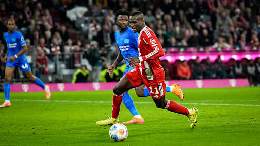 Nicolas Jackson mit Ball am Fuß während des Topspiels der Bundesliga des FC Bayern gegen Bayer 04 Leverkusen
