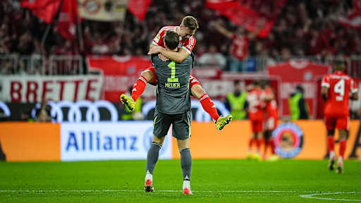 Joshua Kimmich und Manuel Neuer jubeln während des Topspiels der Bundesliga des FC Bayern gegen Bayer 04 Leverkusen