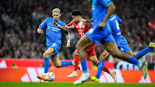 Luis Díaz im Zweikampf während des Topspiels der Bundesliga des FC Bayern gegen Bayer 04 Leverkusen