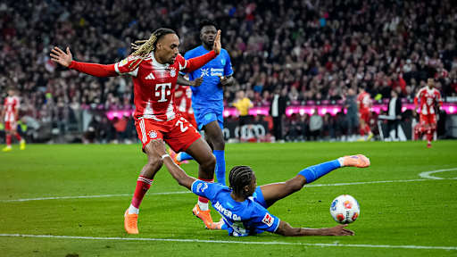 Sacha Boey während des Topspiels der Bundesliga des FC Bayern gegen Bayer 04 Leverkusen