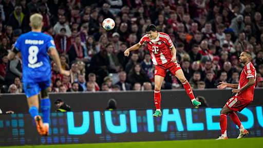 Minjae Kim beim Kopfball während des Topspiels der Bundesliga des FC Bayern gegen Bayer 04 Leverkusen