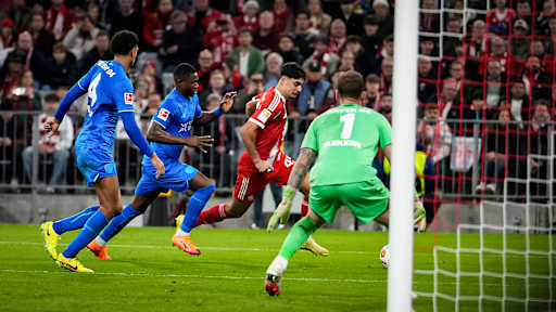 Aleksandar Pavlović mit Ball am Fuß während des Topspiels der Bundesliga des FC Bayern gegen Bayer 04 Leverkusen