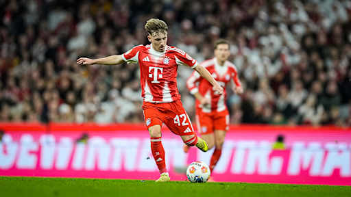 Lennard Karl beim Torschuss während des Topspiels der Bundesliga des FC Bayern gegen Bayer 04 Leverkusen