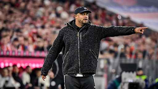 Vincent Kompany gestikuliert an der Seitenlinie während des Topspiels der Bundesliga des FC Bayern gegen Bayer 04 Leverkusen
