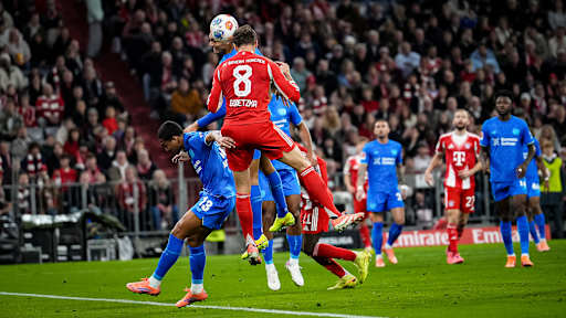 Leon Goretzka beim Kopfball während des Topspiels der Bundesliga des FC Bayern gegen Bayer 04 Leverkusen