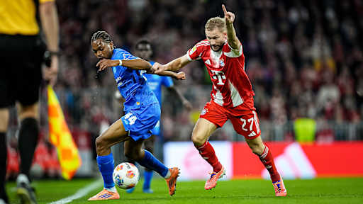 Konrad Laimer mit Ball am Fuß während des Topspiels der Bundesliga des FC Bayern gegen Bayer 04 Leverkusen