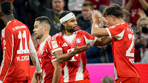 Serge Gnabry und Tom Bischof bejubeln den Treffer zum 1:0 während des Topspiels der Bundesliga des FC Bayern gegen Bayer 04 Leverkusen