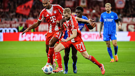 Konrad Laimer im Zweikampf während des Topspiels der Bundesliga des FC Bayern gegen Bayer 04 Leverkusen